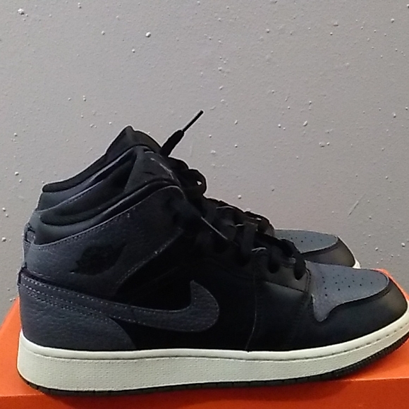 Jordan 1 mids - Picture 7 of 7